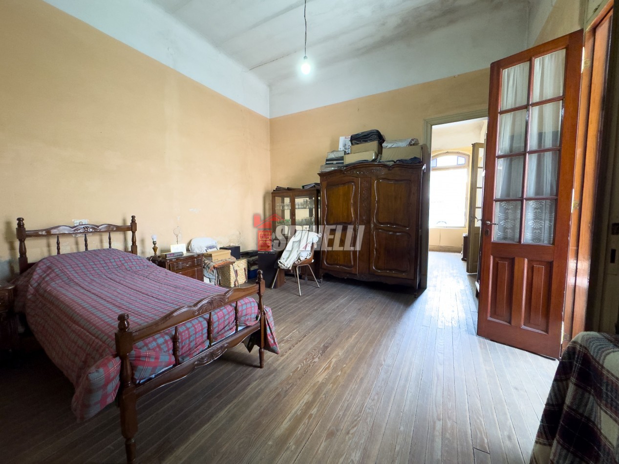 Casa de tres ambientes con local en venta en Haedo Sur