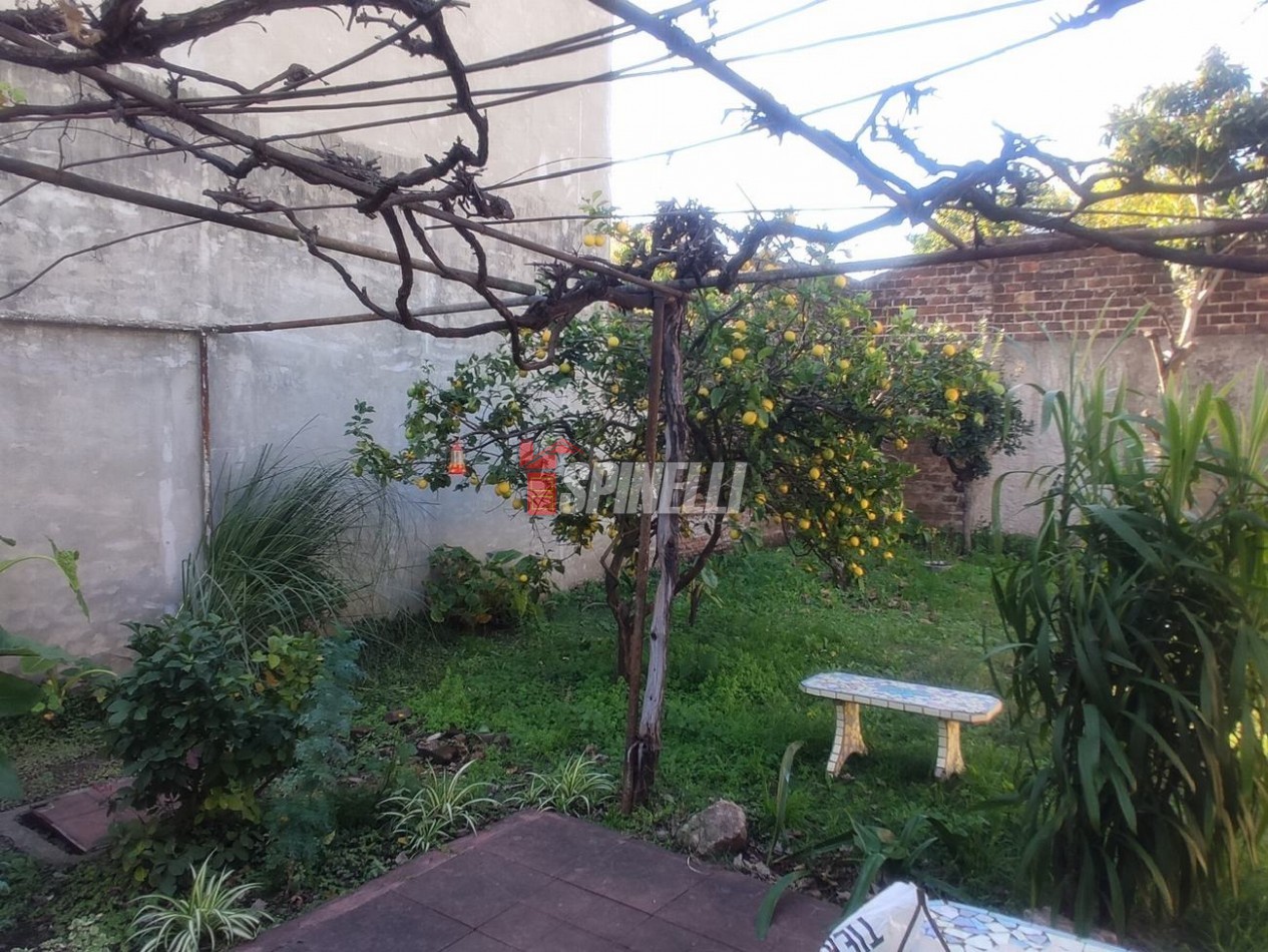 Casa de tres ambientes en venta en Haedo Sur