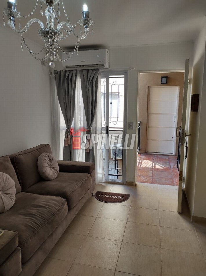 Departamento de dos ambientes con terraza propia en venta en Haedo Norte