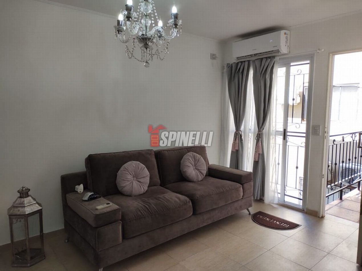 Departamento de dos ambientes con terraza propia en venta en Haedo Norte