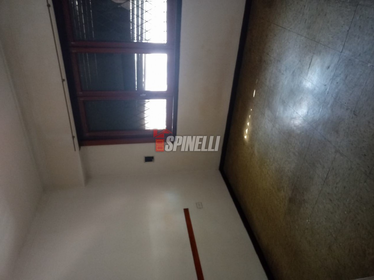 Departamento de cuatro ambientes en venta en Ramos Mejia