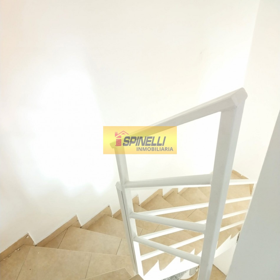 Duplex de dos ambientes con cochera en venta en Villa Luzuriaga Apto Credito