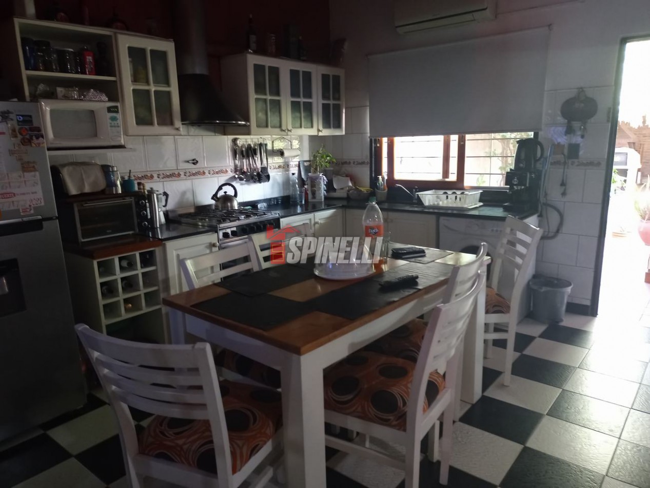 Venta de casa de cinco ambientes en Haedo Norte Apto Credito