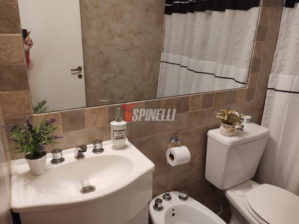 Departamento de dos ambientes con terraza propia en venta en Haedo Norte