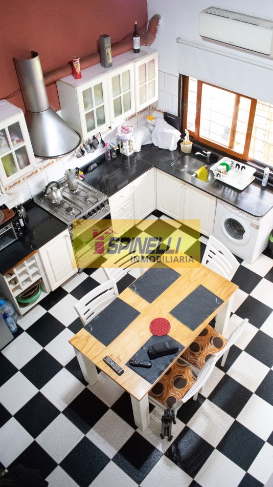 Venta de casa de cinco ambientes en Haedo Norte Apto Credito