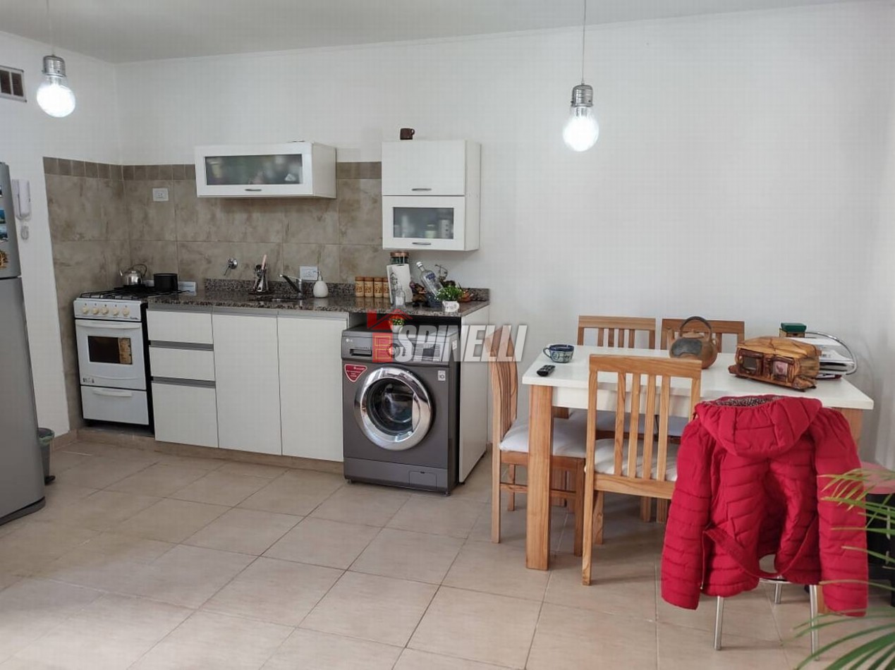 Departamento de dos ambientes con terraza propia en venta en Haedo Norte