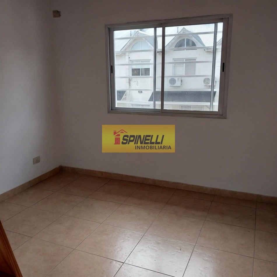 Duplex de dos ambientes con cochera en venta en Villa Luzuriaga Apto Credito