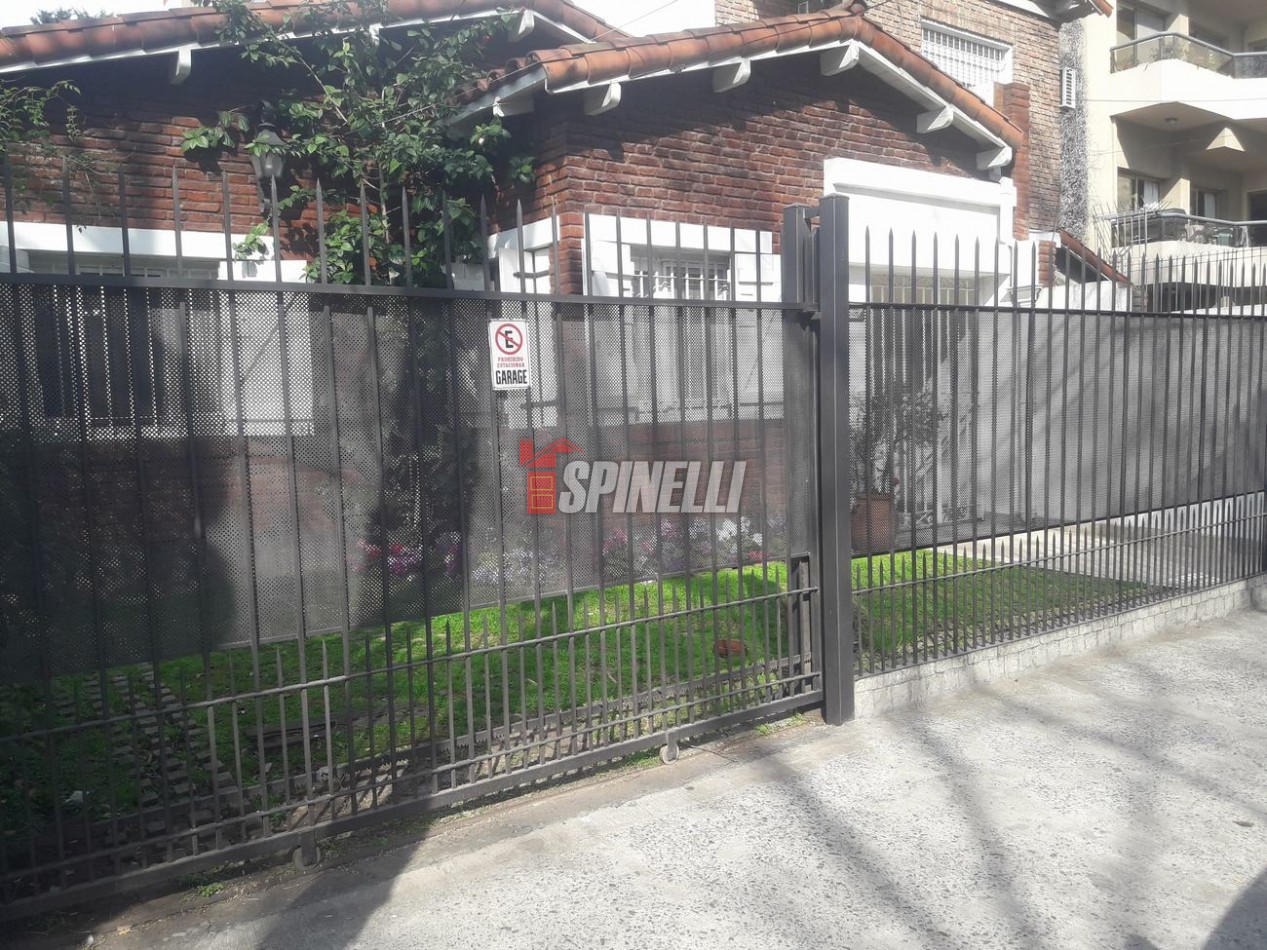 Chalet en venta de tres ambientes en Barrio Guemes