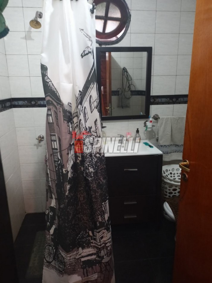 Venta de casa de cinco ambientes en Haedo Norte Apto Credito