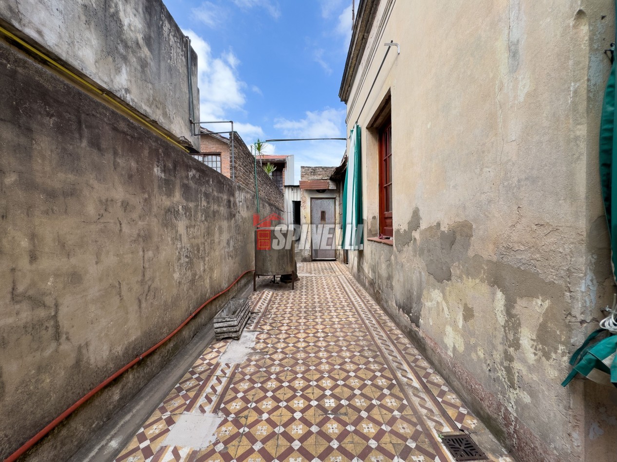 Casa de tres ambientes con local en venta en Haedo Sur