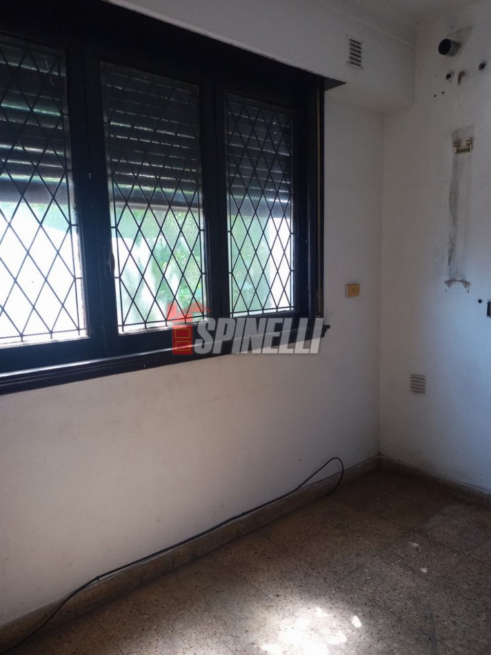 Departamento de cuatro ambientes en venta en Ramos Mejia