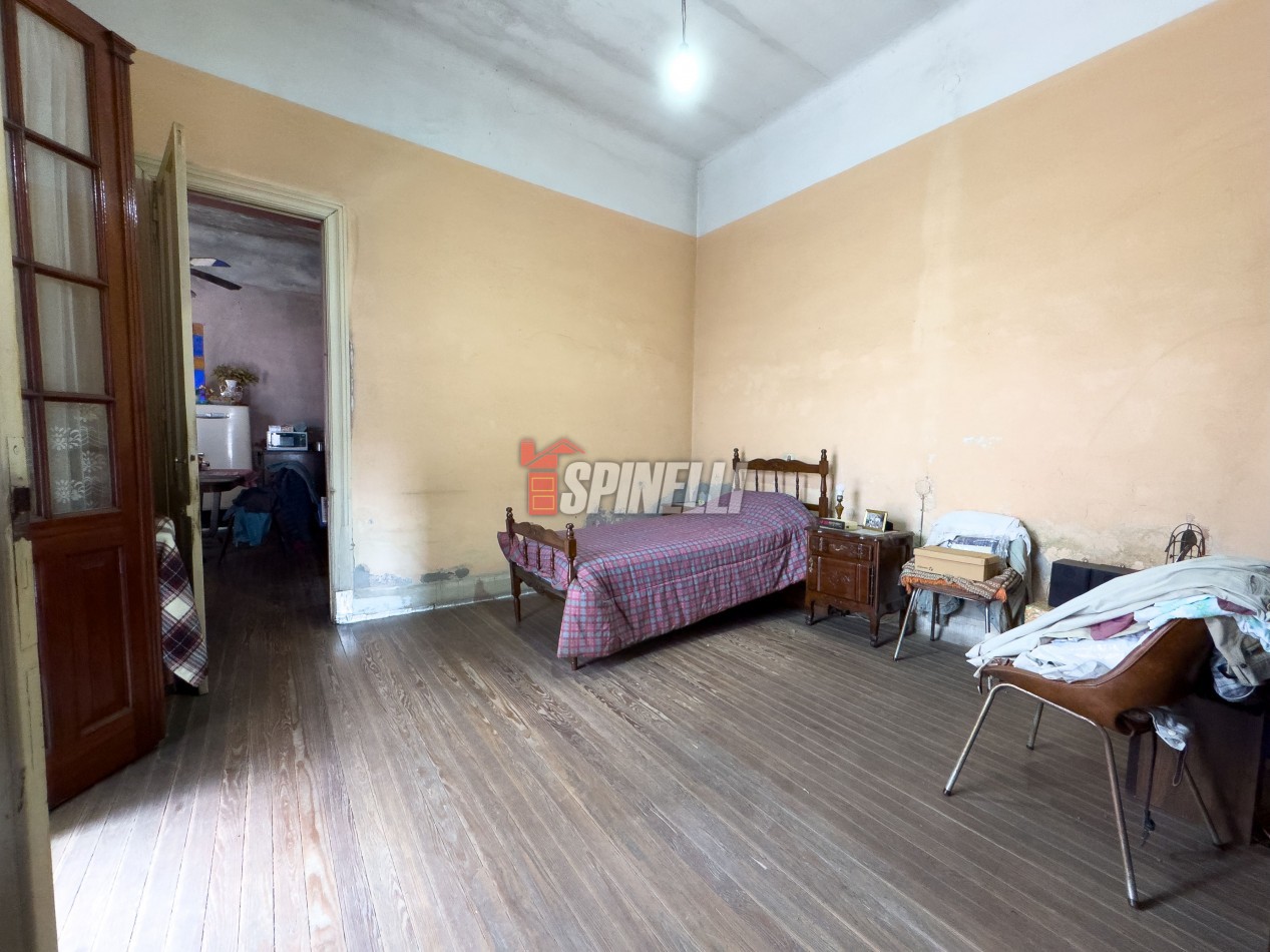 Casa de tres ambientes con local en venta en Haedo Sur