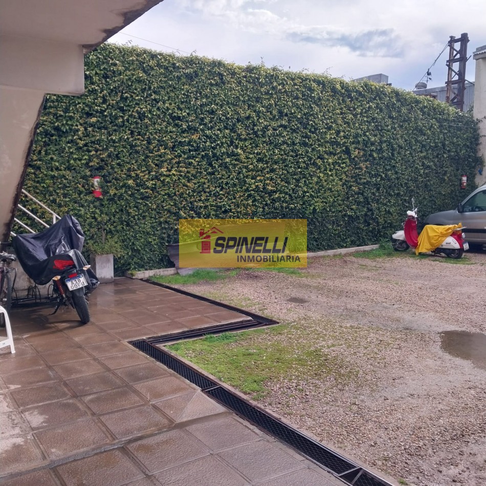 Duplex de dos ambientes con cochera en venta en Villa Luzuriaga Apto Credito