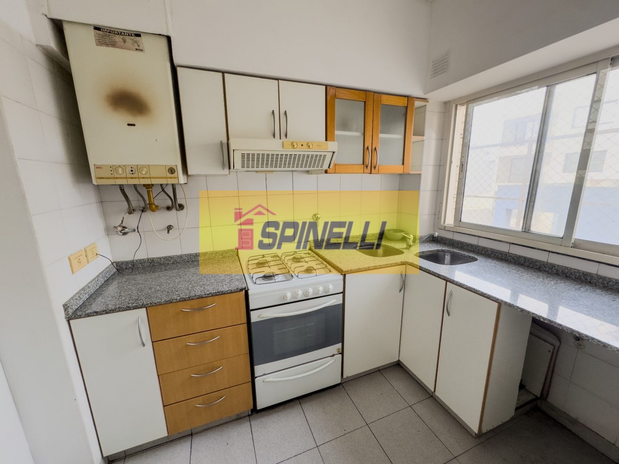 Venta de departamento de cuatro ambientes con cochera en Haedo Sur