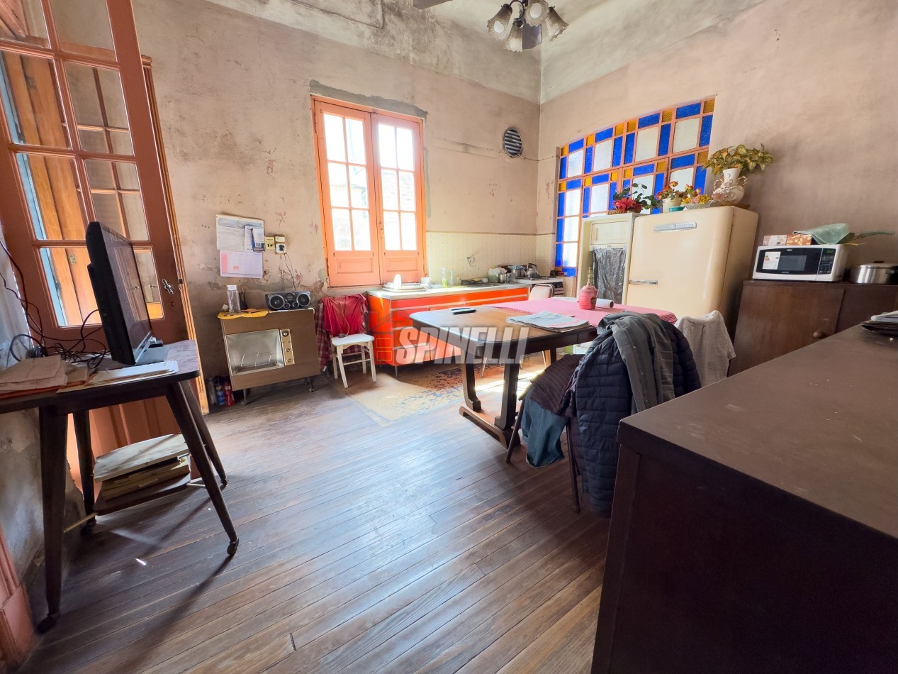 Casa de tres ambientes con local en venta en Haedo Sur