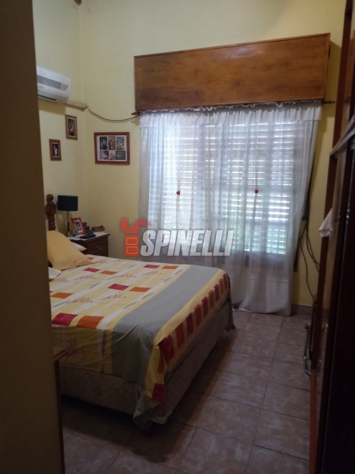 Venta de casa de cinco ambientes en Haedo Norte Apto Credito
