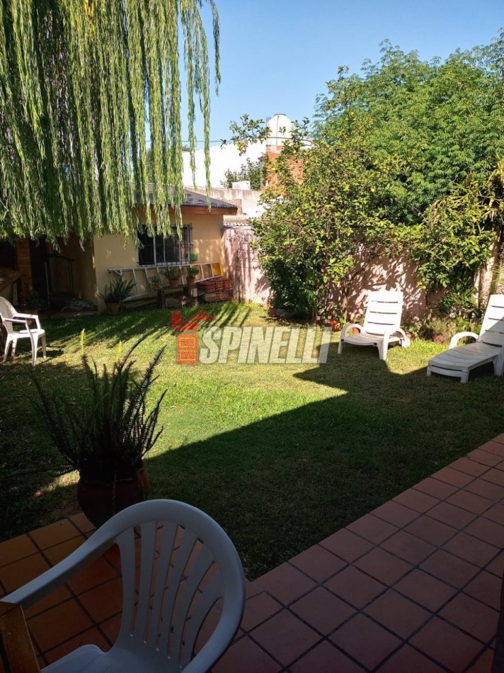 Venta de casa de cinco ambientes en Haedo Norte Apto Credito