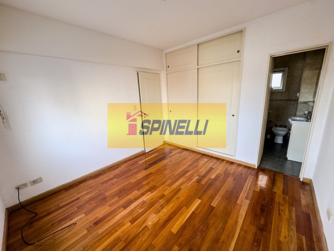 Venta de departamento de cuatro ambientes con cochera en Haedo Sur