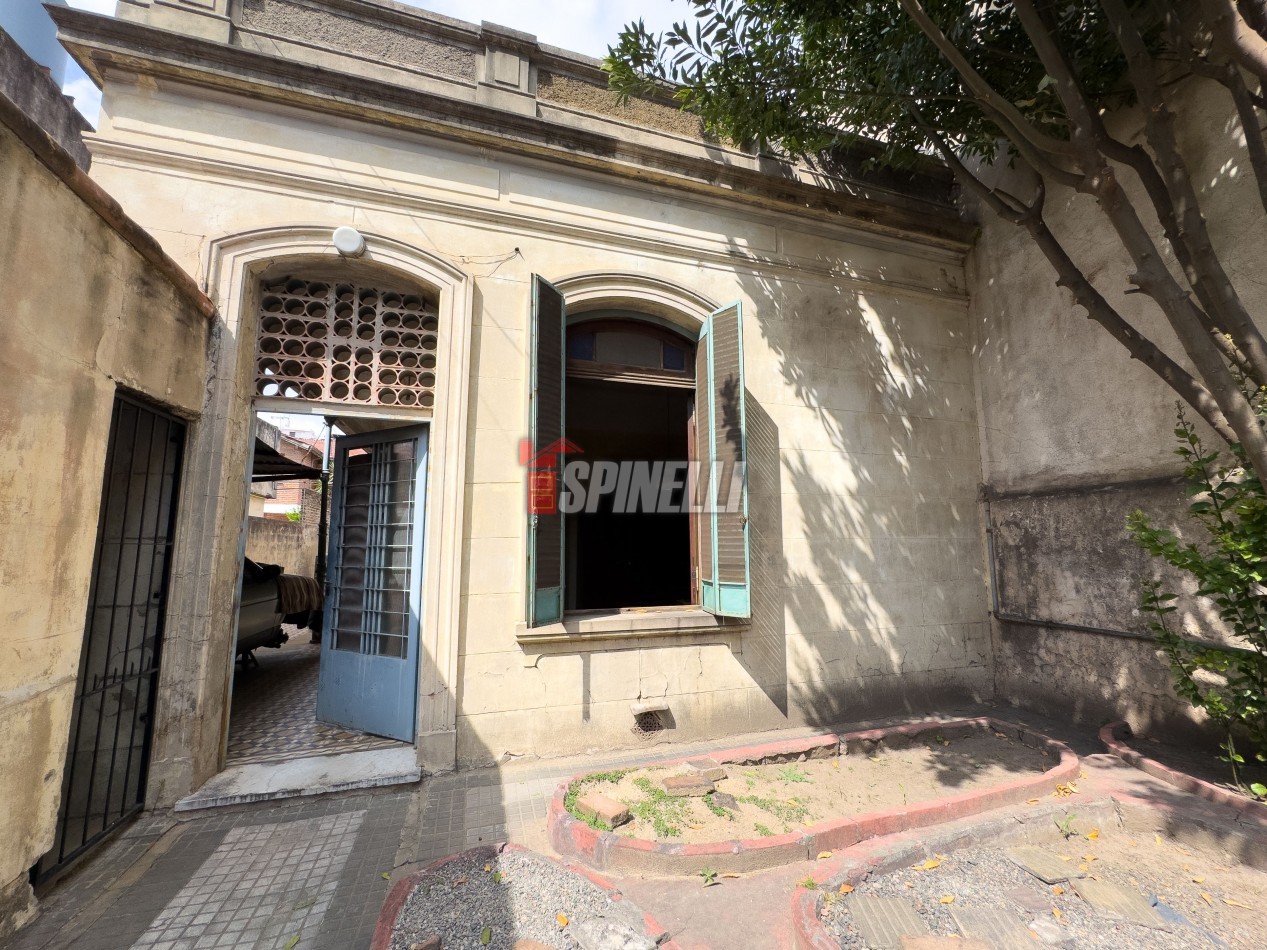Casa de tres ambientes con local en venta en Haedo Sur
