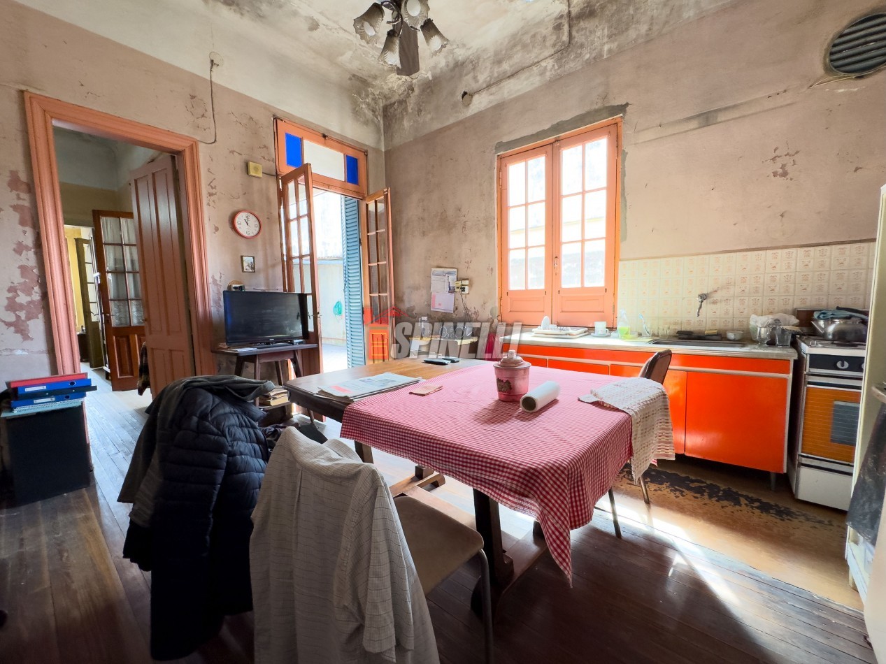 Casa de tres ambientes con local en venta en Haedo Sur
