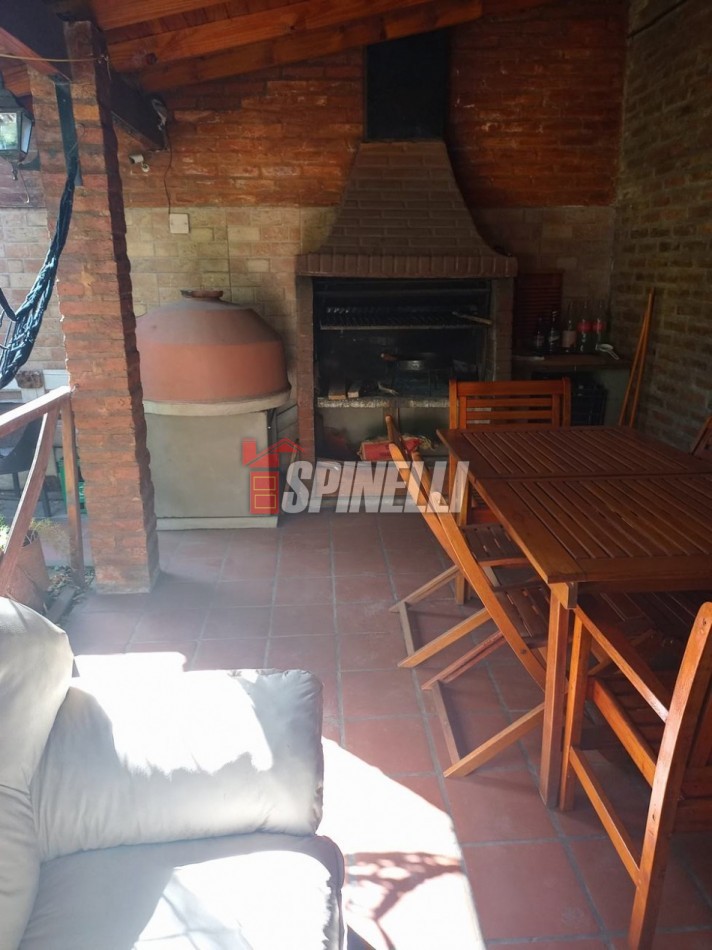Venta de casa de cinco ambientes en Haedo Norte Apto Credito