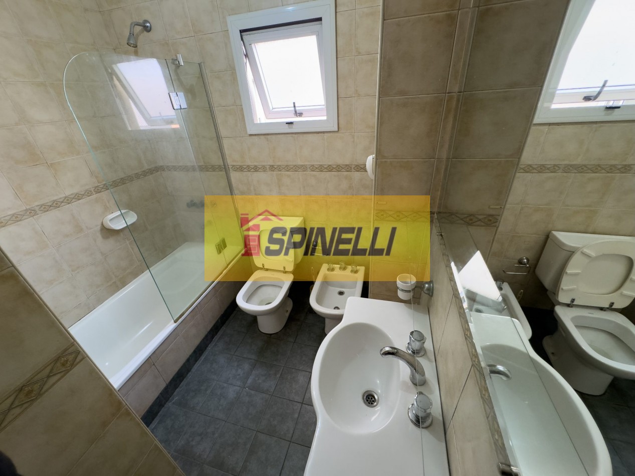 Venta de departamento de cuatro ambientes con cochera en Haedo Sur