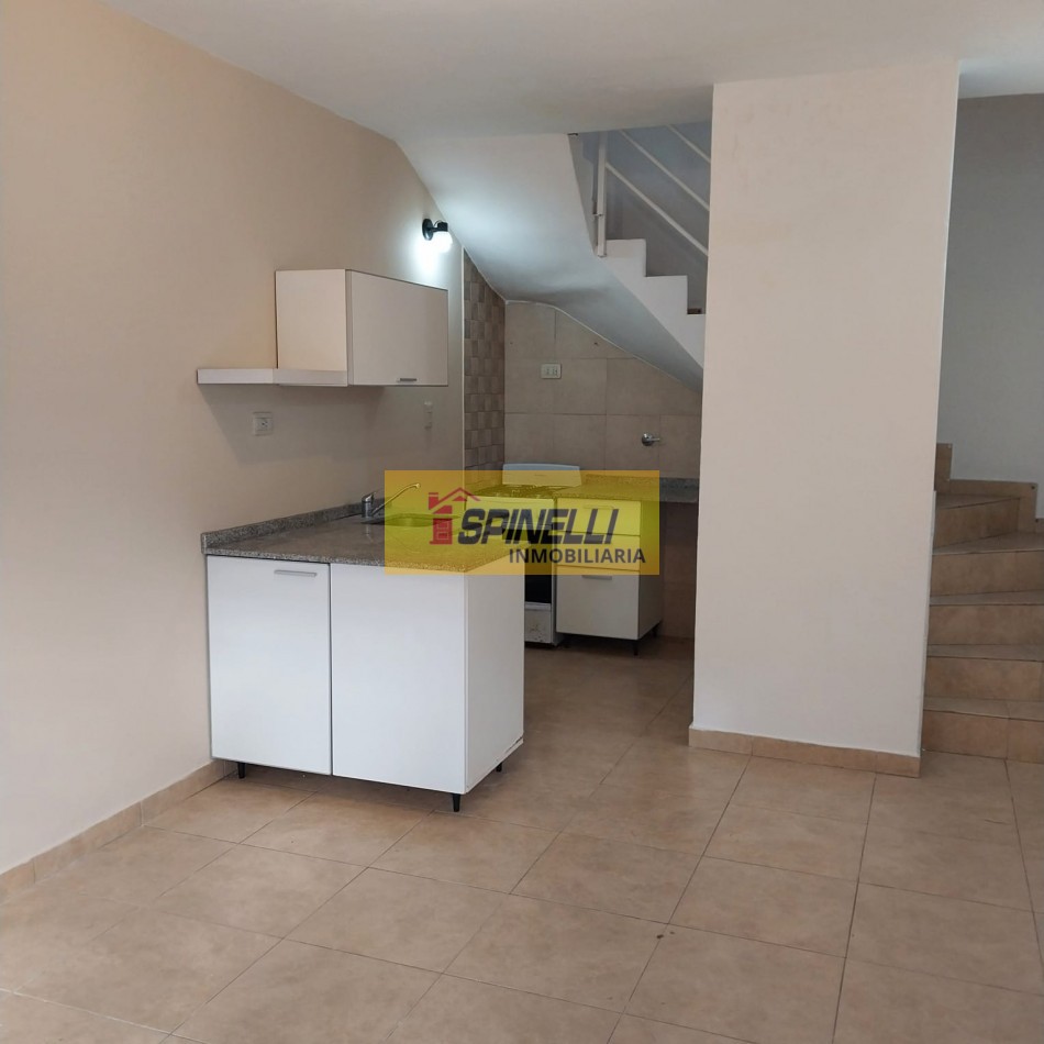 Duplex de dos ambientes con cochera en venta en Villa Luzuriaga Apto Credito