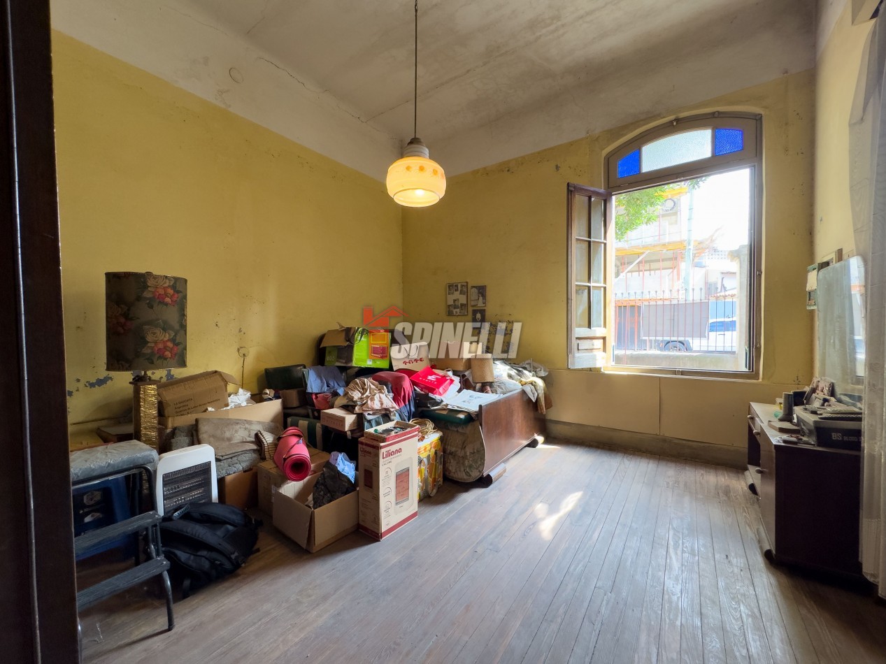 Casa de tres ambientes con local en venta en Haedo Sur