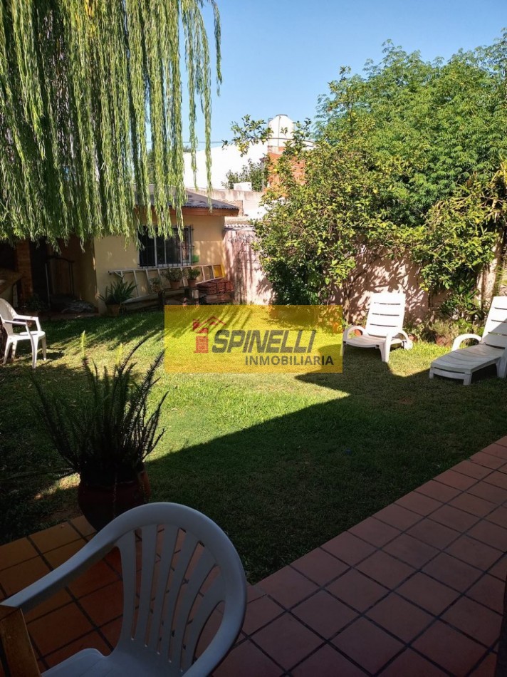 Venta de casa de cinco ambientes en Haedo Norte Apto Credito