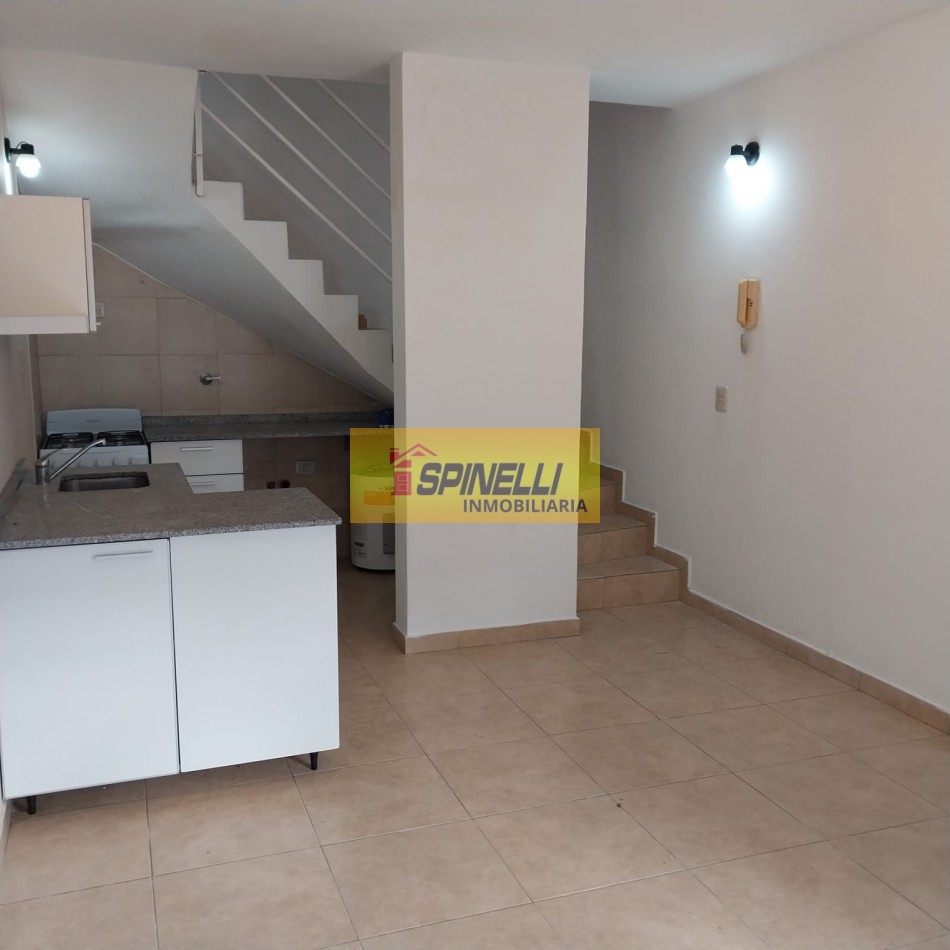 Duplex de dos ambientes con cochera en venta en Villa Luzuriaga Apto Credito