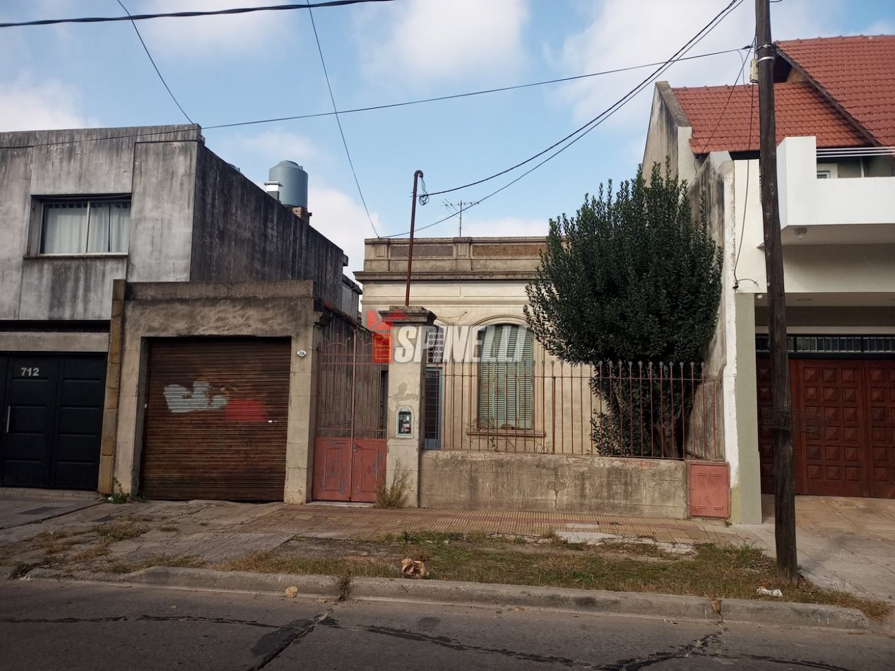 Casa de tres ambientes con local en venta en Haedo Sur