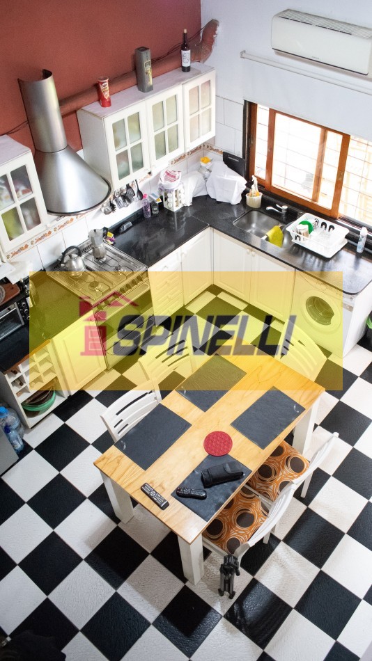 Venta de casa de cinco ambientes en Haedo Norte Apto Credito