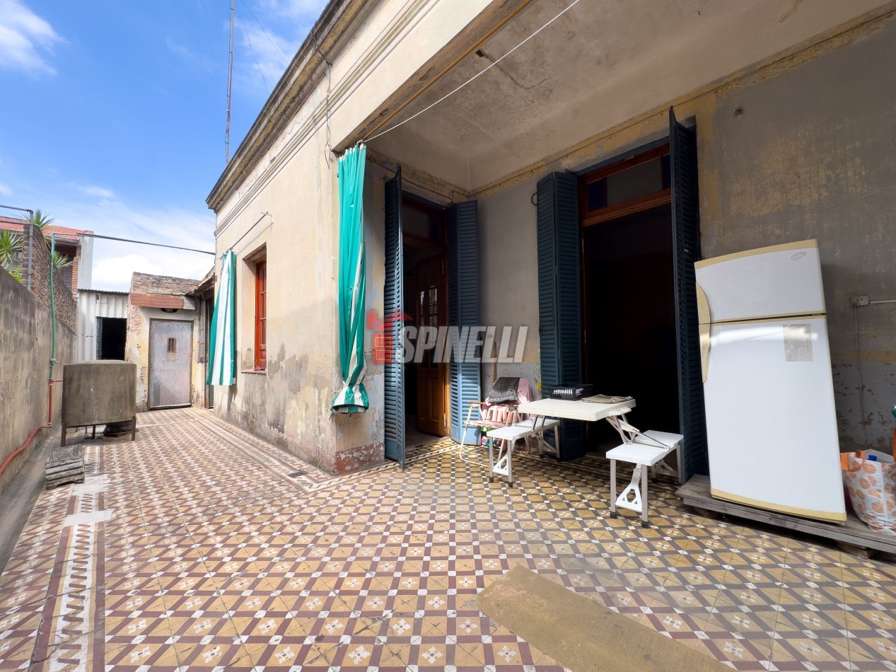 Casa de tres ambientes con local en venta en Haedo Sur