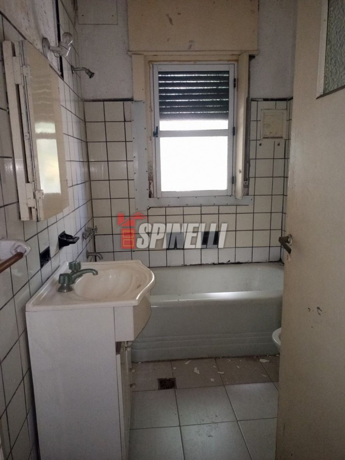 Departamento de cuatro ambientes en venta en Ramos Mejia