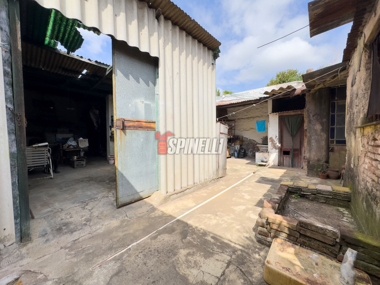 Casa de tres ambientes con local en venta en Haedo Sur