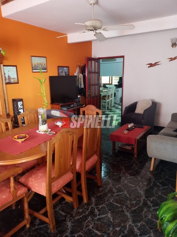 Venta de casa de cinco ambientes en Haedo Norte Apto Credito