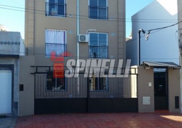 Departamento de dos ambientes con terraza propia en venta en Haedo Norte