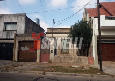 Casa de tres ambientes con local en venta en Haedo Sur