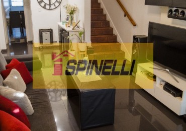 Moron Triplex de tres ambientes en venta 